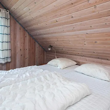 10 Person In Romo Nyaraló